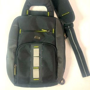 Solo Active Universal Tablet Padded Sling Bag Black NWOT
